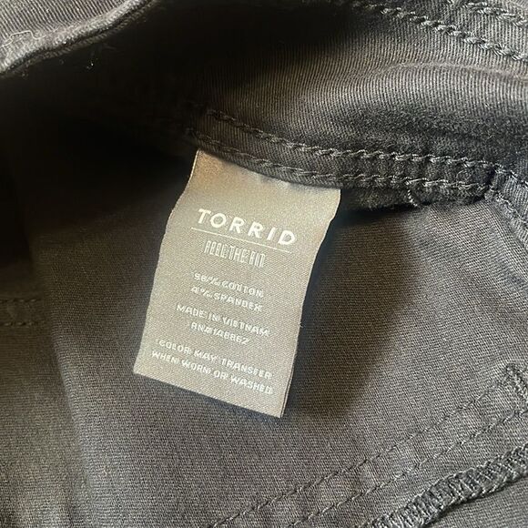 NWT Torrid Feel The Fit Black Twill Aviator Crop Pants, Plus Size 26 NEW - Picture 10 of 15